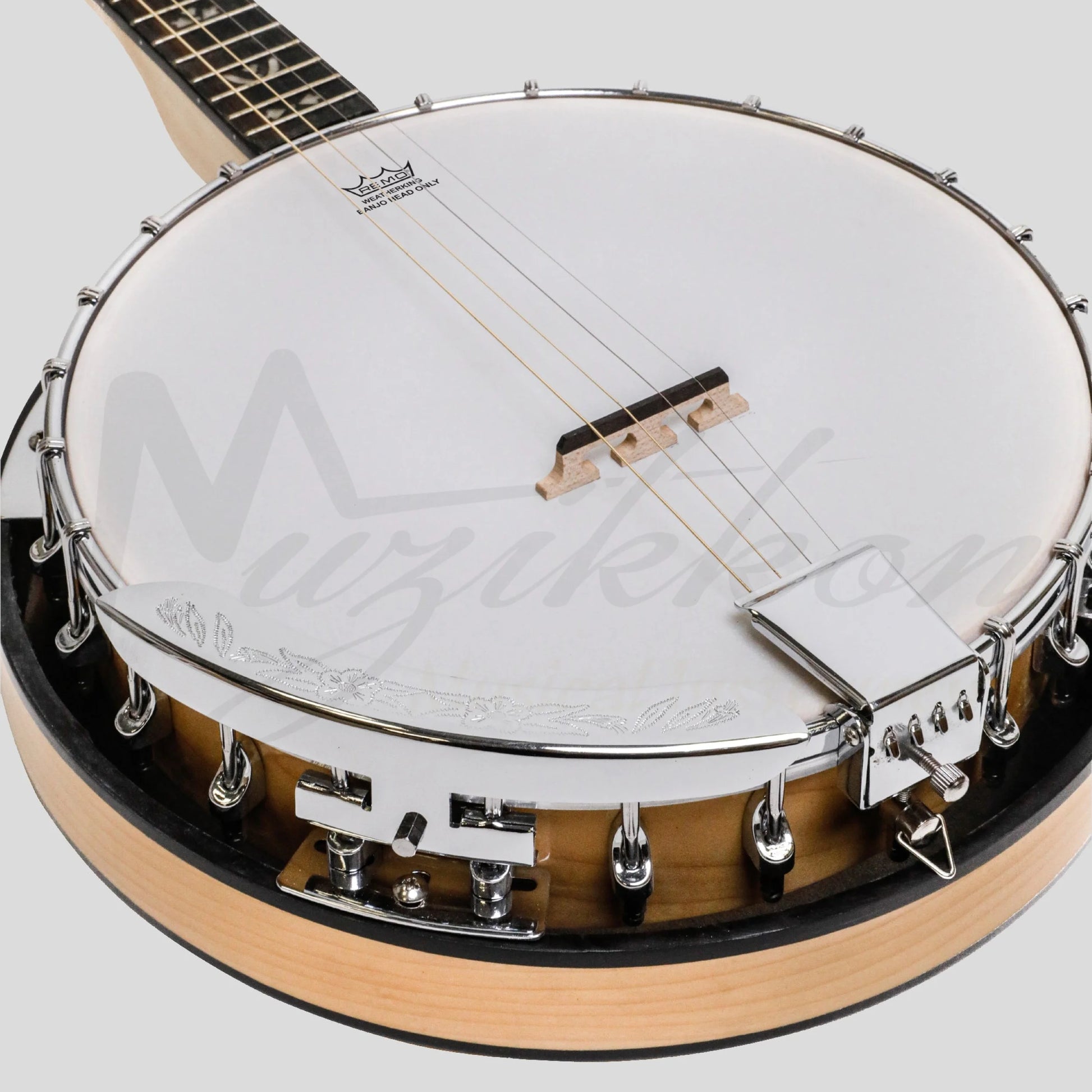 Heartland Deluxe Irish Tenor Banjo 17 Frets With 24 Bracket And Closed Solid Back Maple Finish